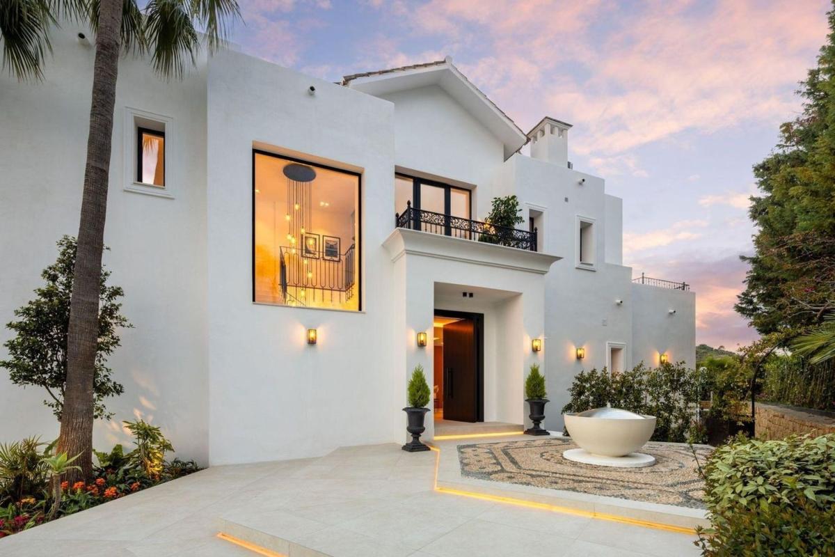 Sale of independent chalet in Los Arqueros-Puerto del Almendro, Benahavís
photo 4
