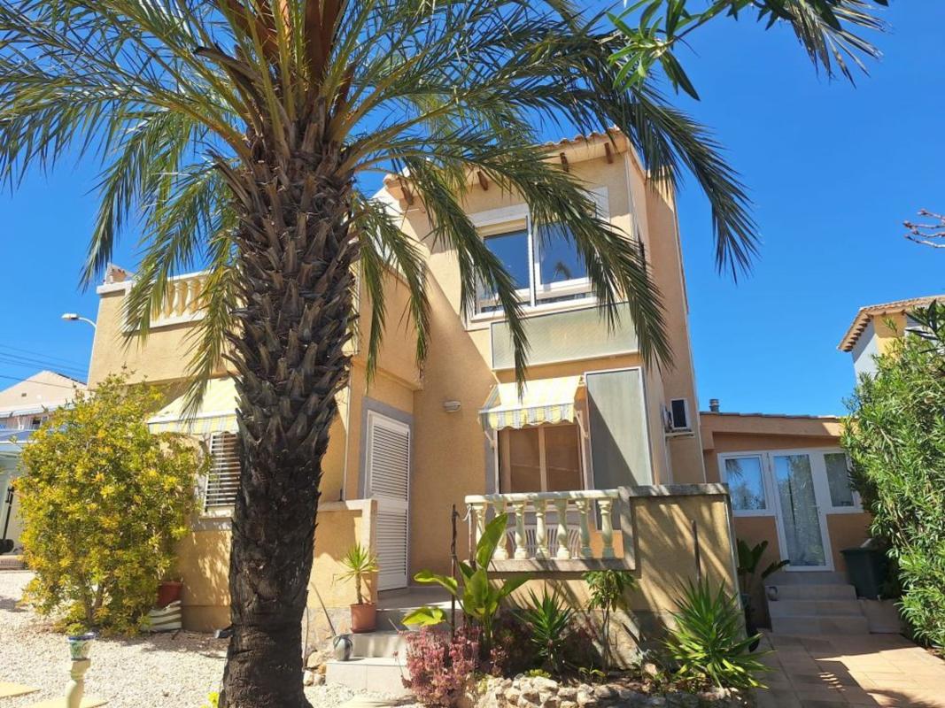 Sprzedaż niezależnego domku jednorodzinnego w Calle Marbella, 74, San Miguel de Salinas photo 4