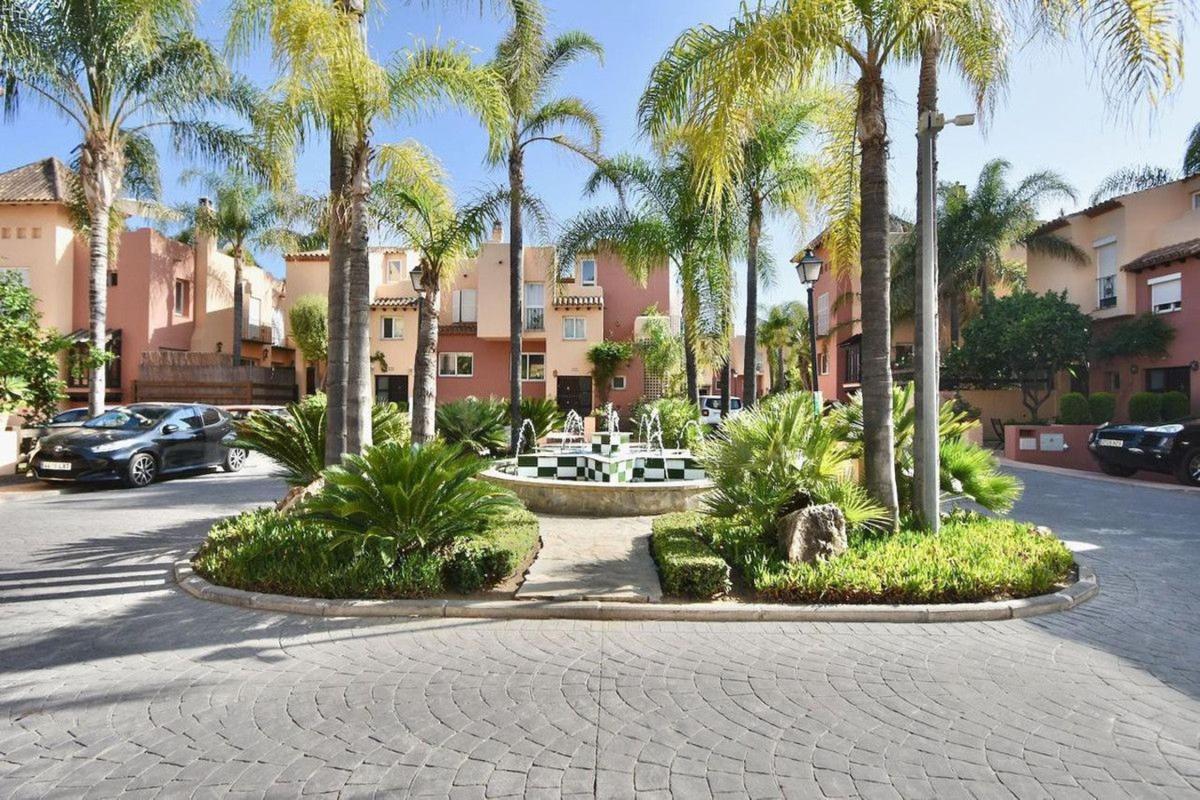 Venta de chalet adosado en Barrio Nueva Andalucía , Marbella photo 1