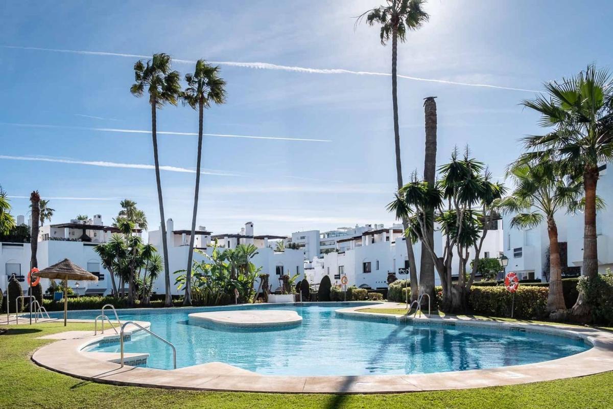 Venta de chalet adosado en LAS MIMOSAS-L VISTA PLAYA , Marbella photo 1
