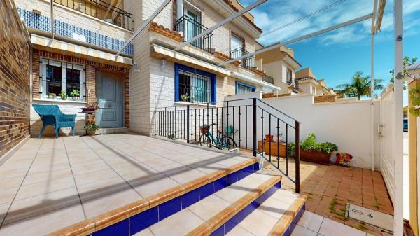 Chalet adosado en calle Margarita Salas photo 1