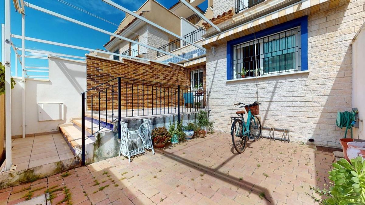 Venta de chalet adosado en  Calle Margarita Salas , Pilar de la Horadada photo 2