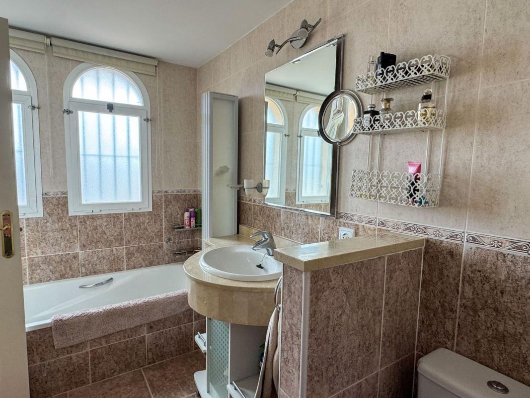 Sale of townhouse in  Urbanizacion Vizcarronda la , Manilva photo 5