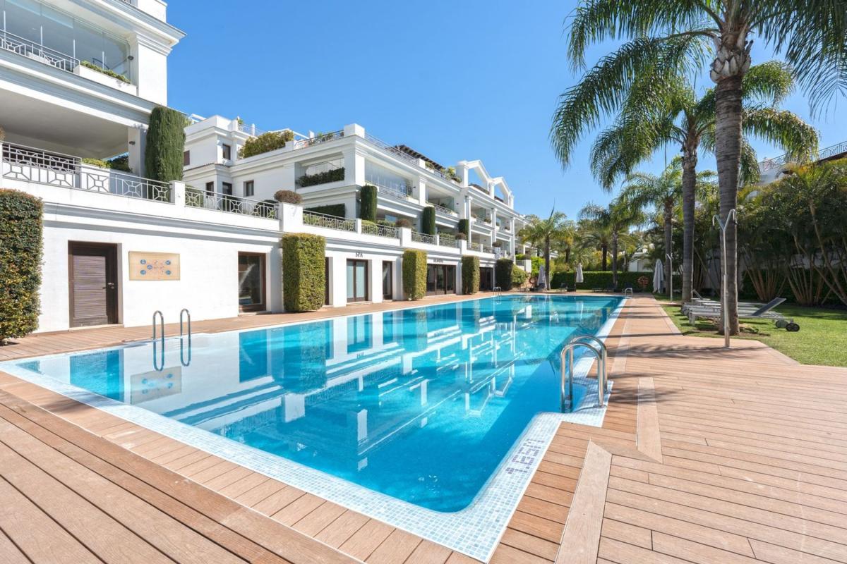 Sale of apartment in Urbanizacion Sha de Persia, Estepona
photo 1