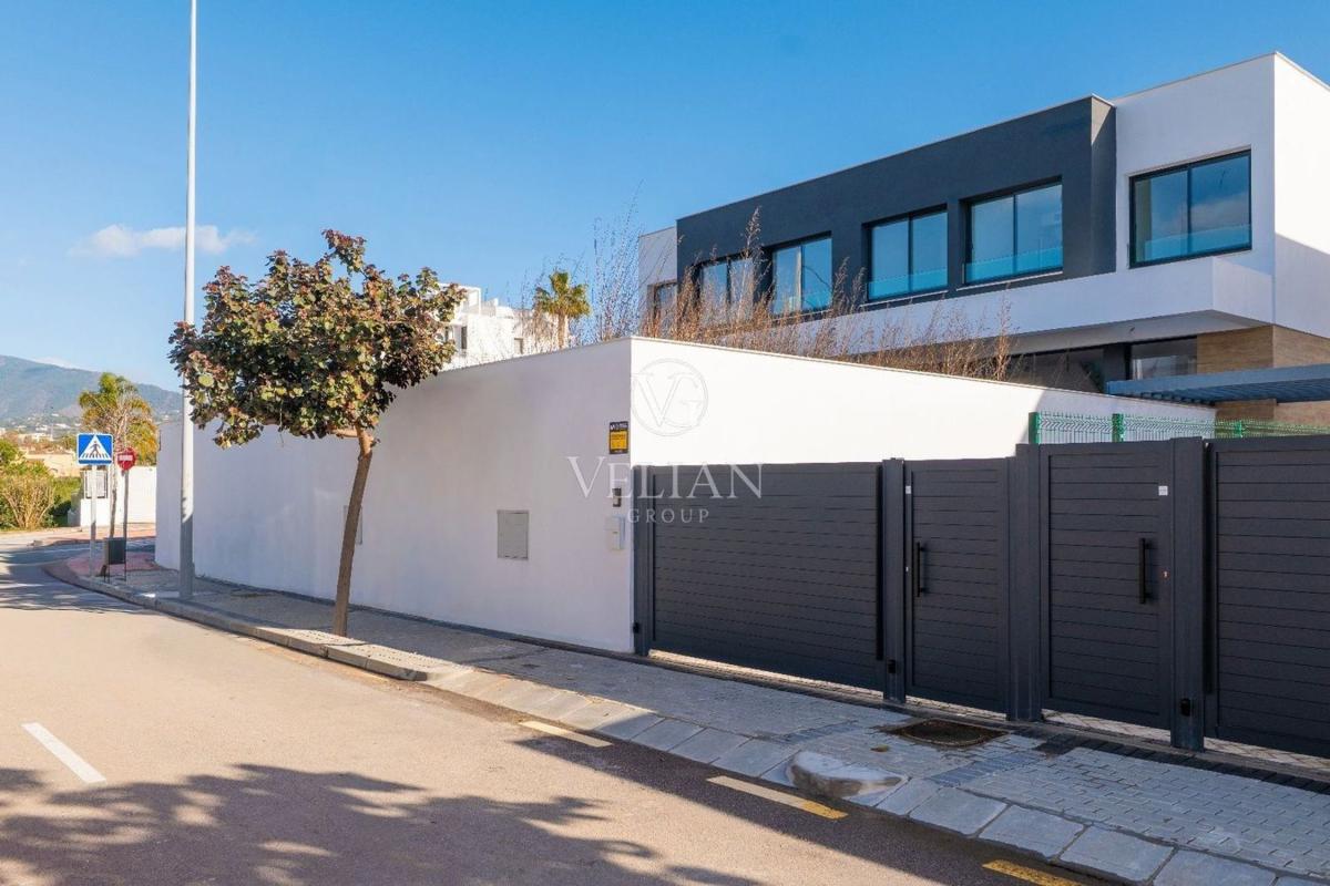 Sale of townhouse in  Calle del Granate , Estepona photo 3