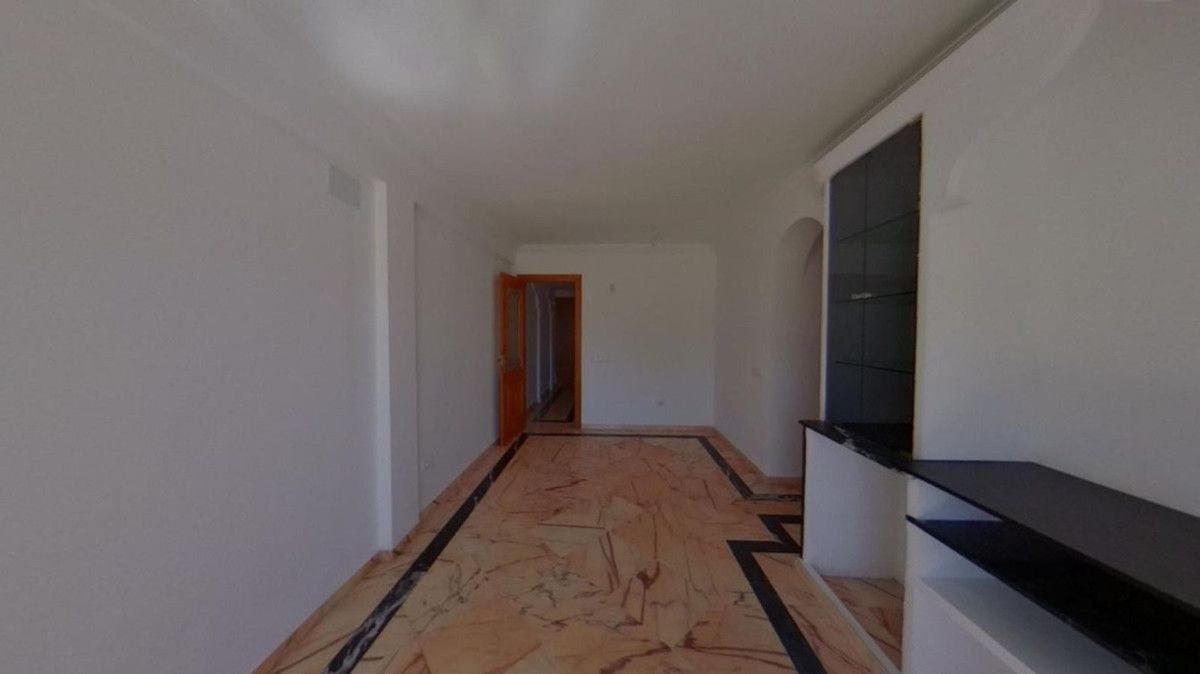 Venta de piso en Calle Pilar de Farinós, Estepona
 photo 2