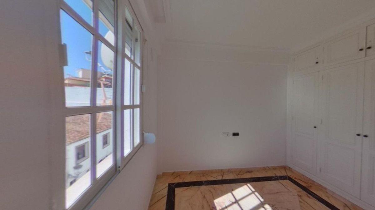 Venta de piso en Calle Pilar de Farinós, Estepona
 photo 4