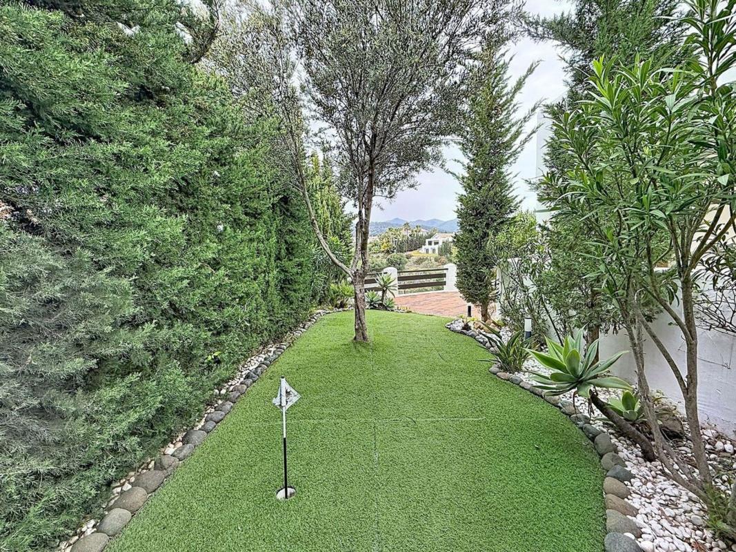 Sale of apartment in Barrio La Concha-Resina Golf, Estepona
photo 1
