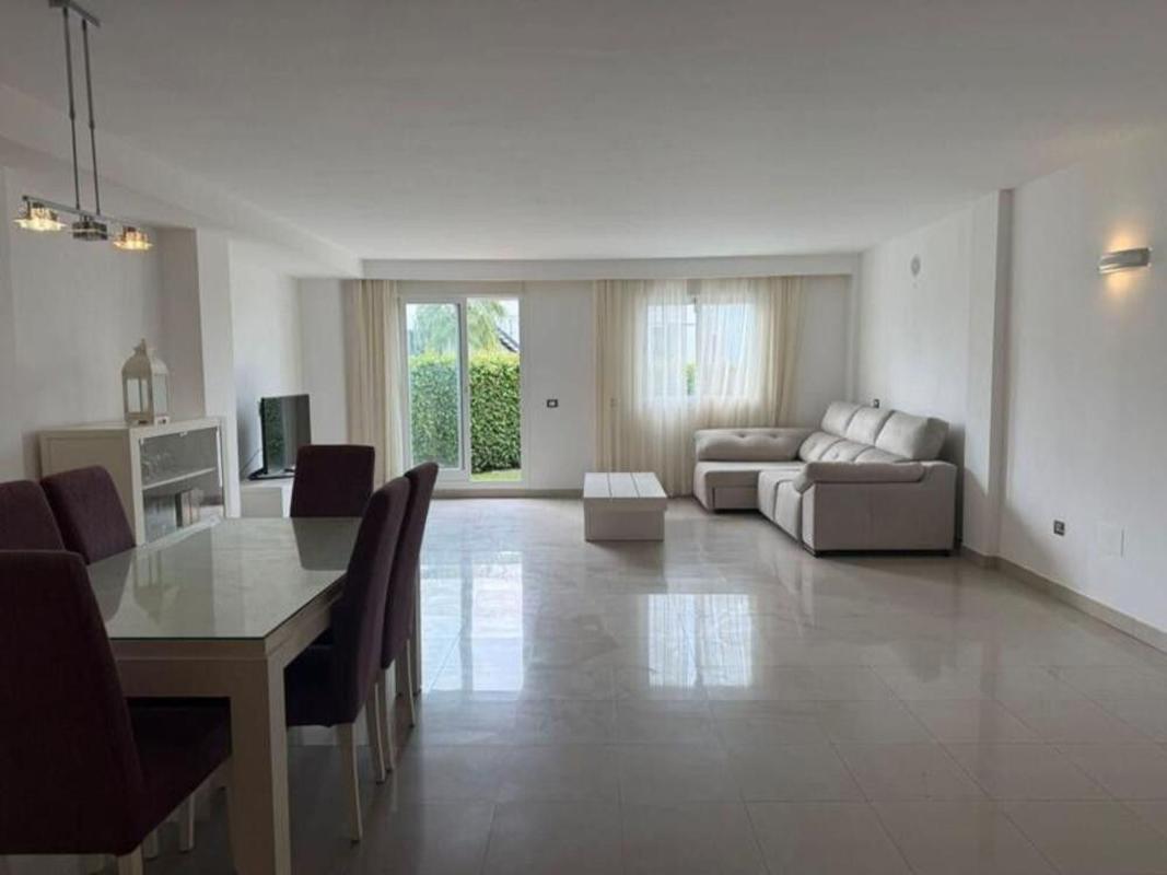 Venta de chalet adosado en Calle QUINTANA , Estepona photo 1