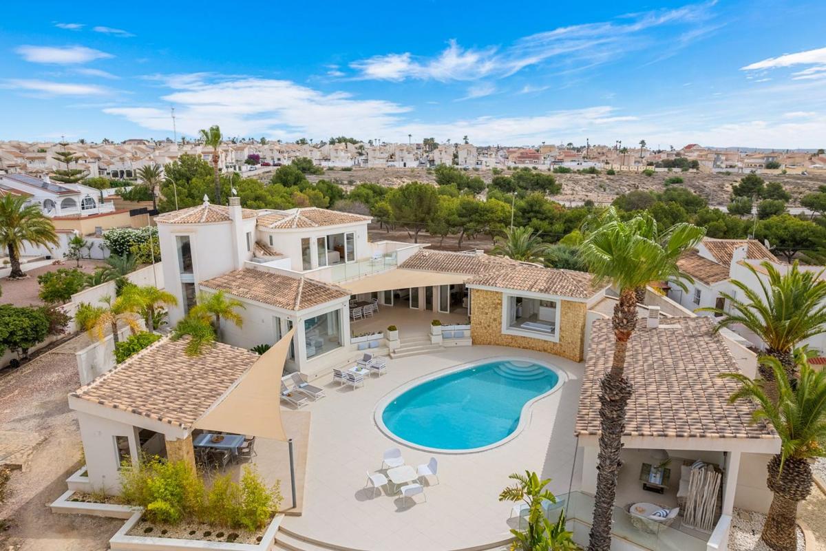 Продажа отдельного шале в Barrio Centro de la Ciudad Quesada, Рохалес photo 3
