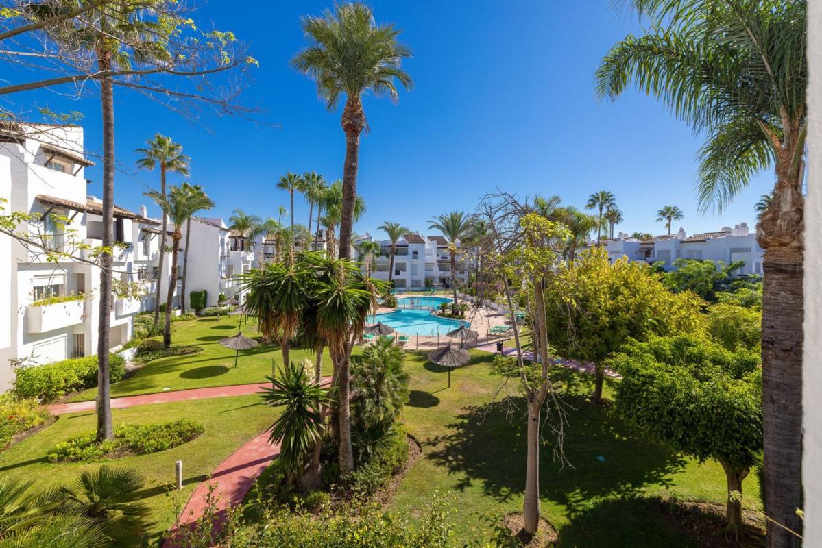Venta de piso en Calle Trajano, Estepona
 photo 3