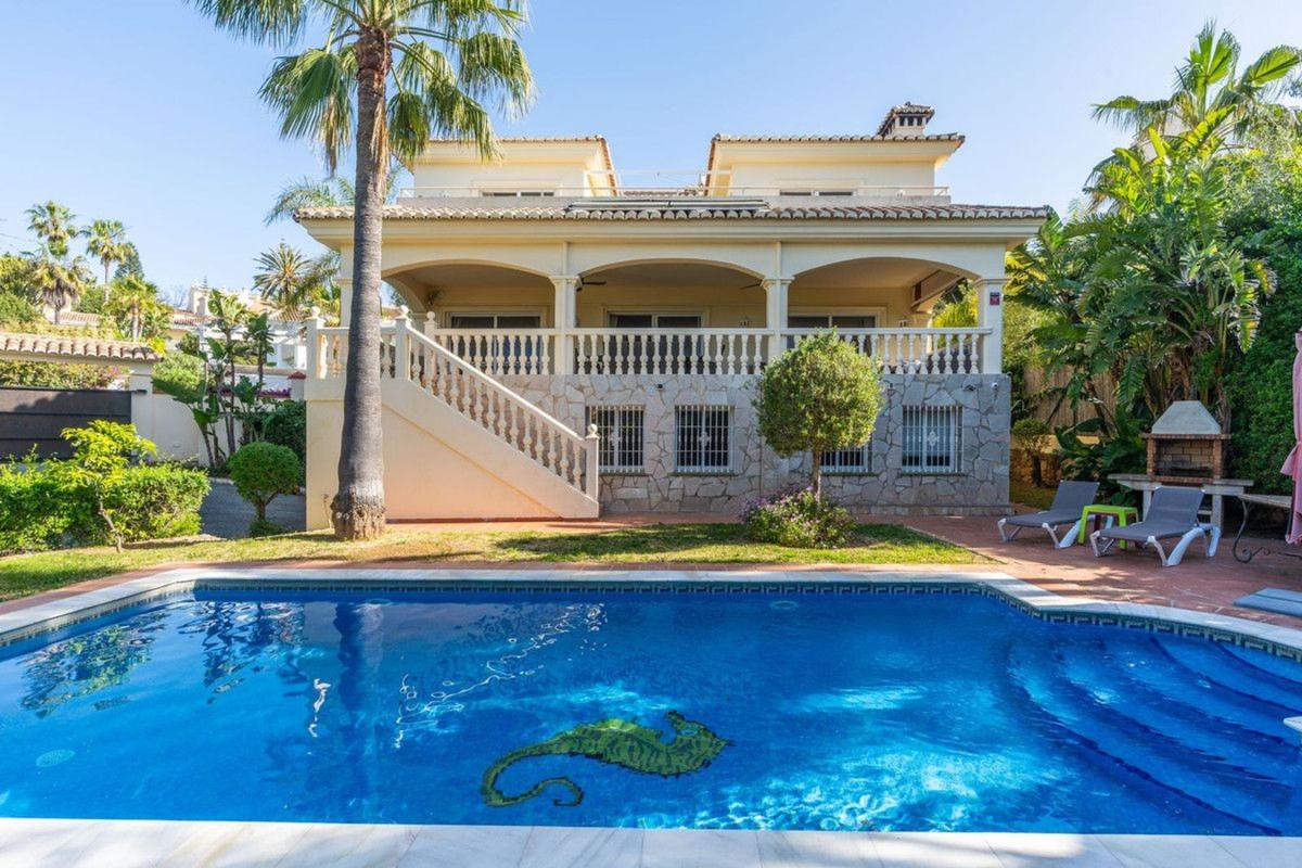 Sprzedaż niezależnego domku jednorodzinnego w Avenida Navarra, Marbella photo 1