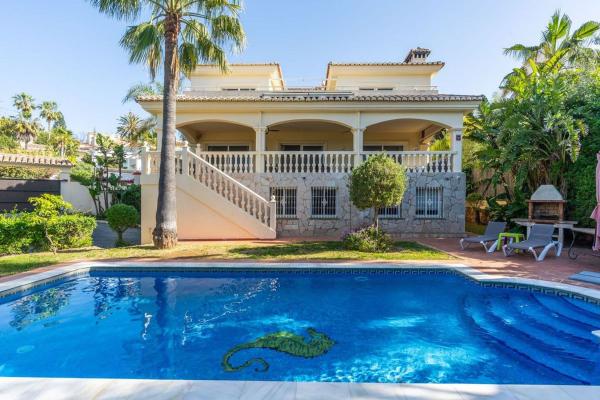 Independent chalet for sale in Avenida Navarra, Marbella
photo 1
