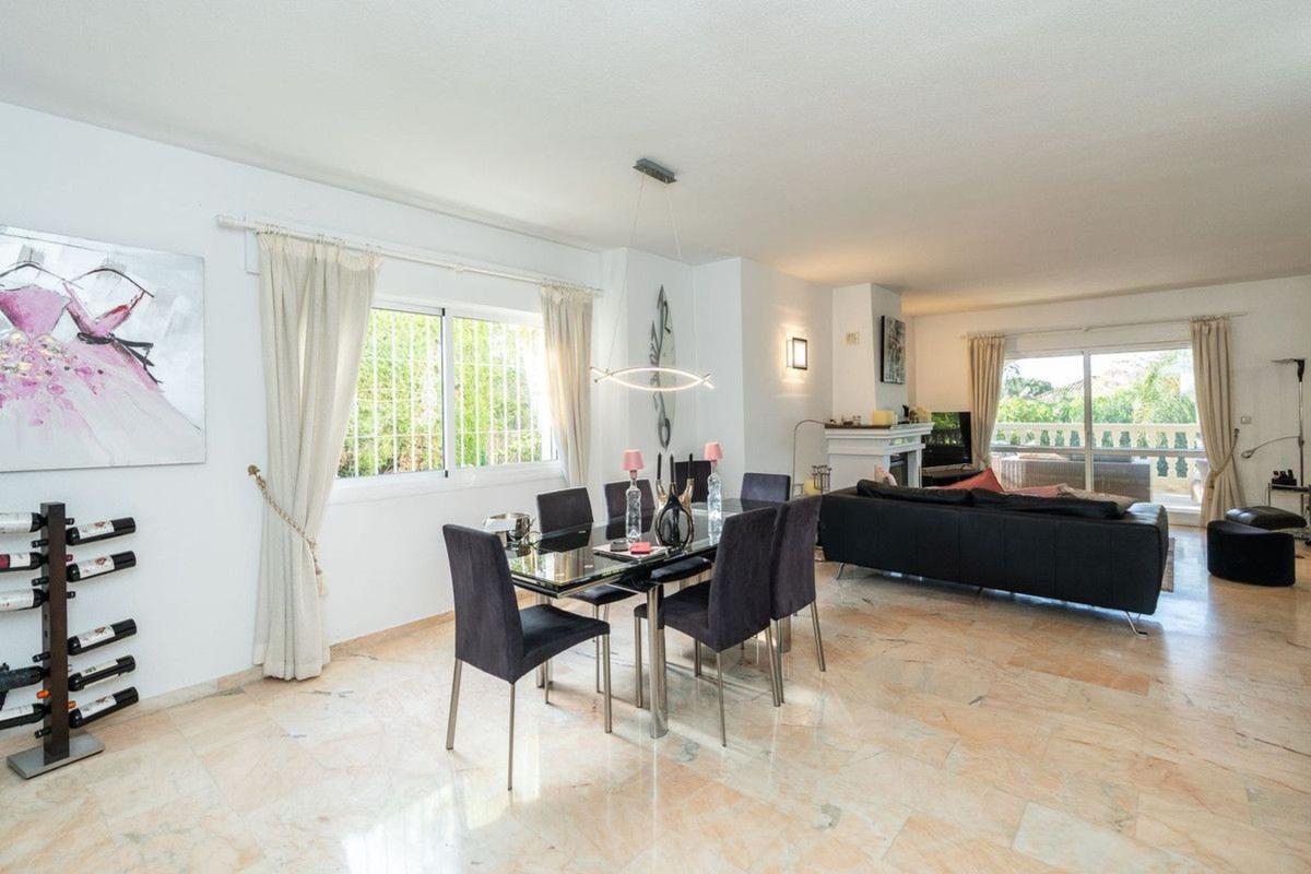 Sprzedaż niezależnego domku jednorodzinnego w Avenida Navarra, Marbella photo 4