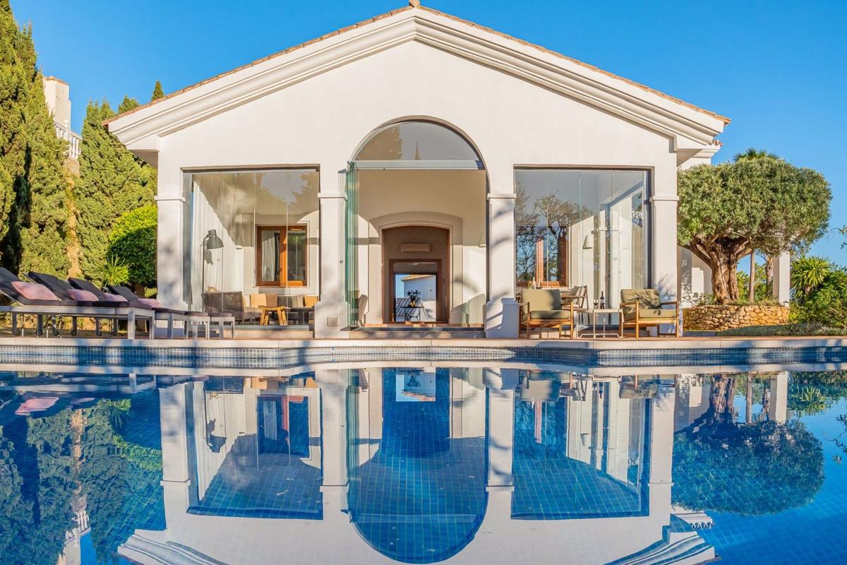 Sale of independent chalet in Los Arqueros-Puerto del Almendro, Benahavís
 photo 2
