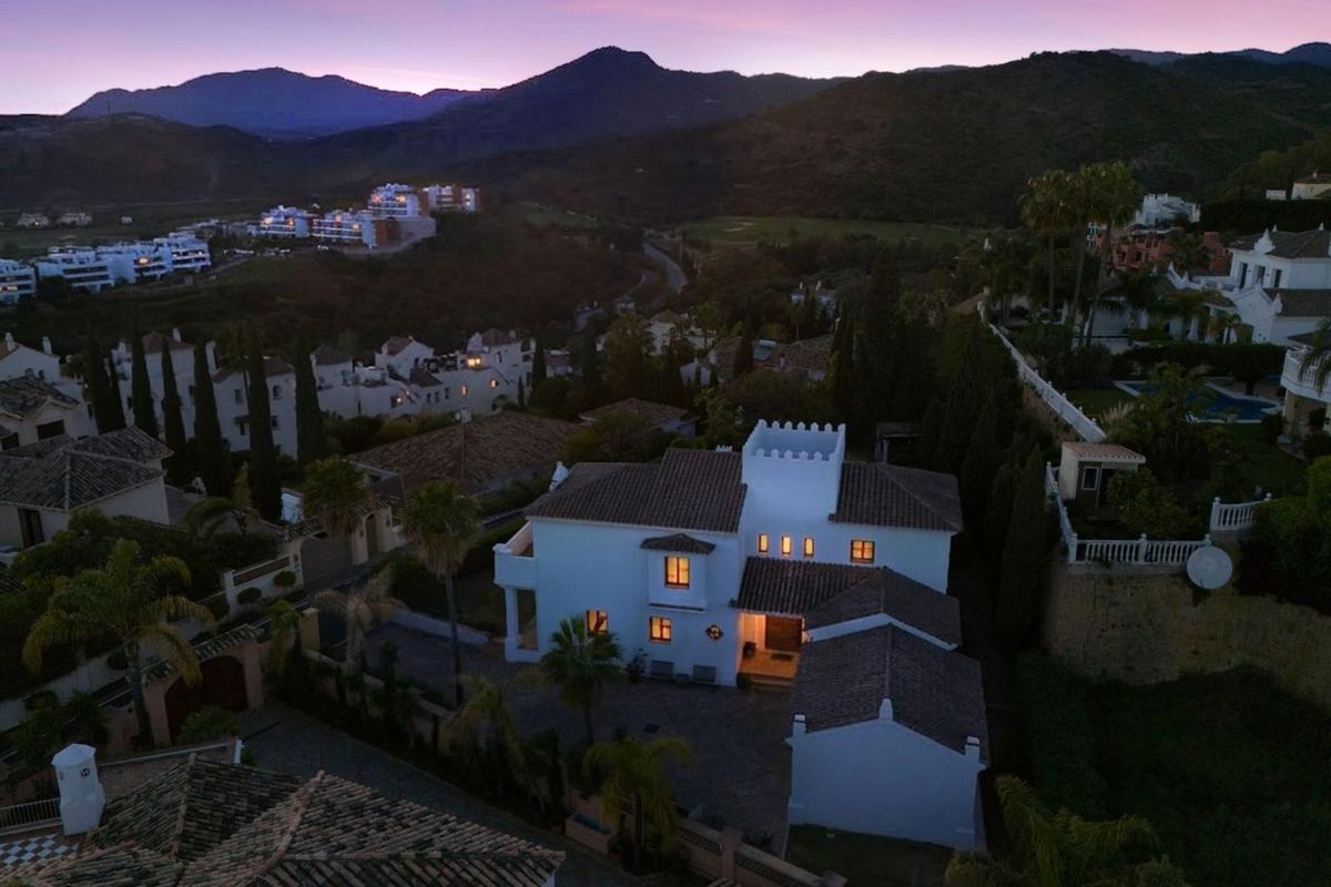 Sale of independent chalet in Los Arqueros-Puerto del Almendro, Benahavís
 photo 3