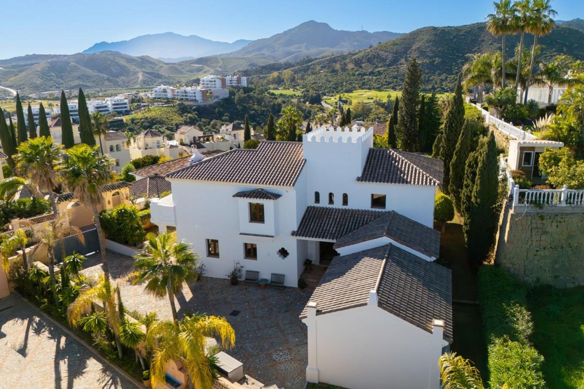 Sale of independent chalet in Los Arqueros-Puerto del Almendro, Benahavís
 photo 4