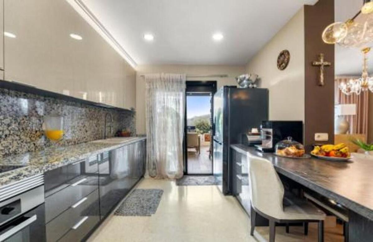 Sale of apartment in Urbanización Capanes Norte, Benahavís
photo 5