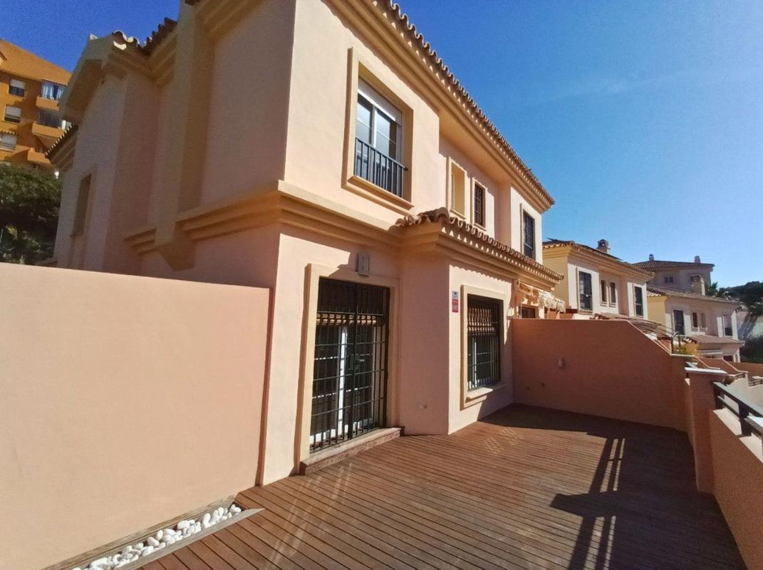 Venta de chalet adosado en Los Pacos , Fuengirola photo 1