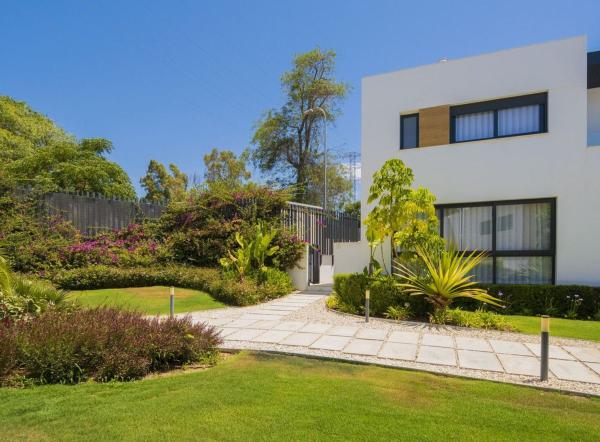 Chalet adosado en Urbanización Los Naranjos de Marbella photo 1