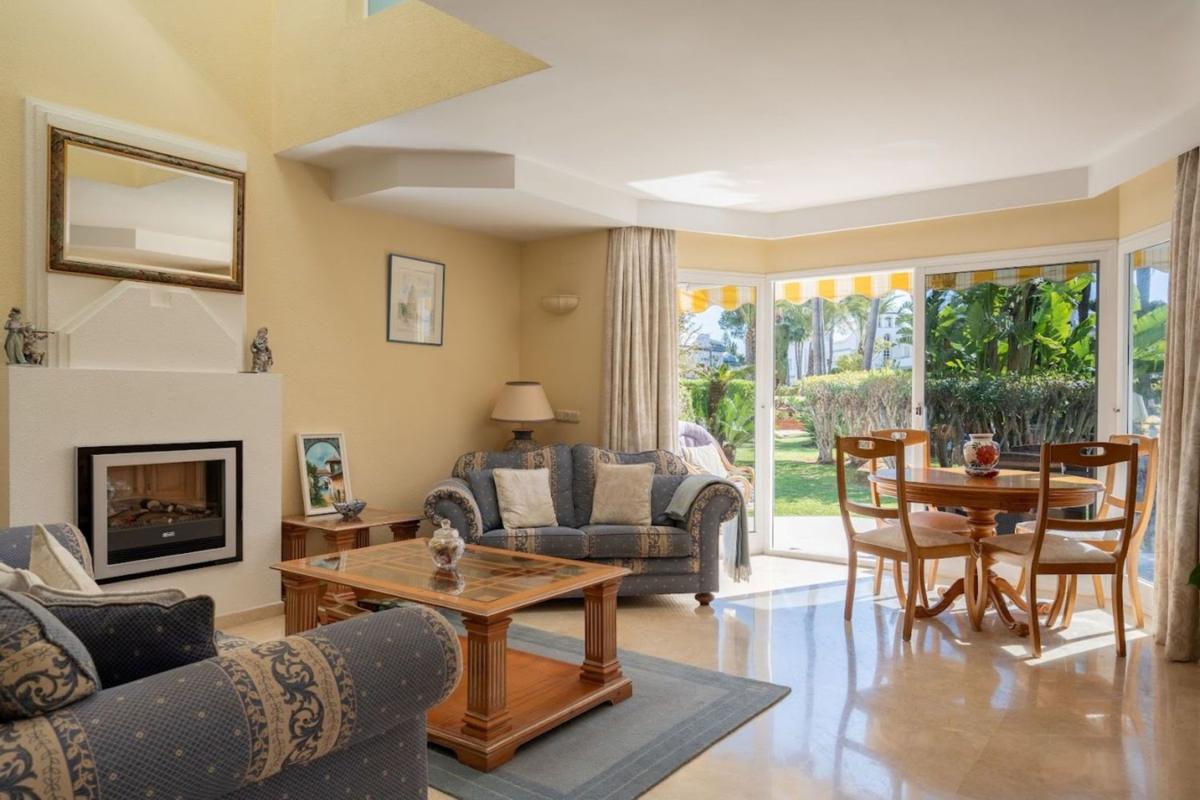 Venta de chalet adosado en Barrio El Velerín , Estepona photo 5