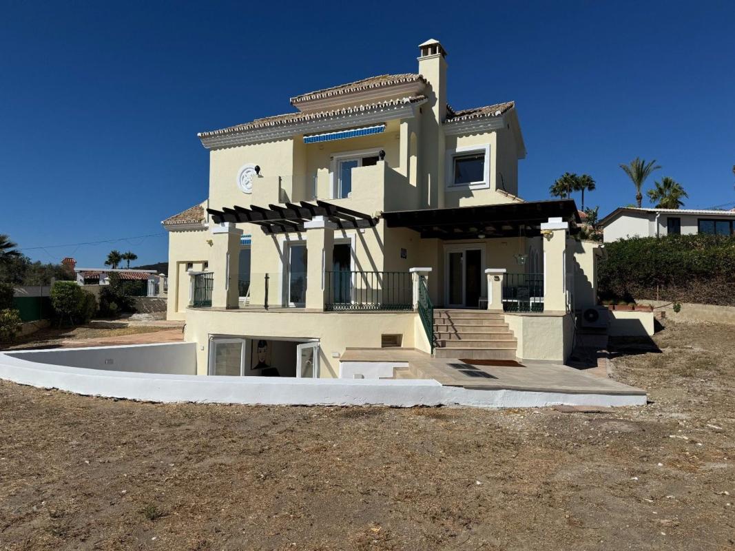 Sprzedaż niezależnego domku jednorodzinnego w Calle del Chaparro, Estepona photo 1