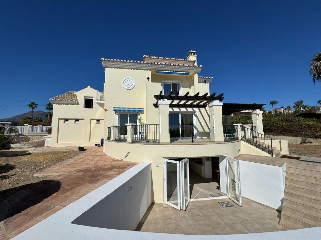 Sprzedaż niezależnego domku jednorodzinnego w Calle del Chaparro, Estepona photo 2