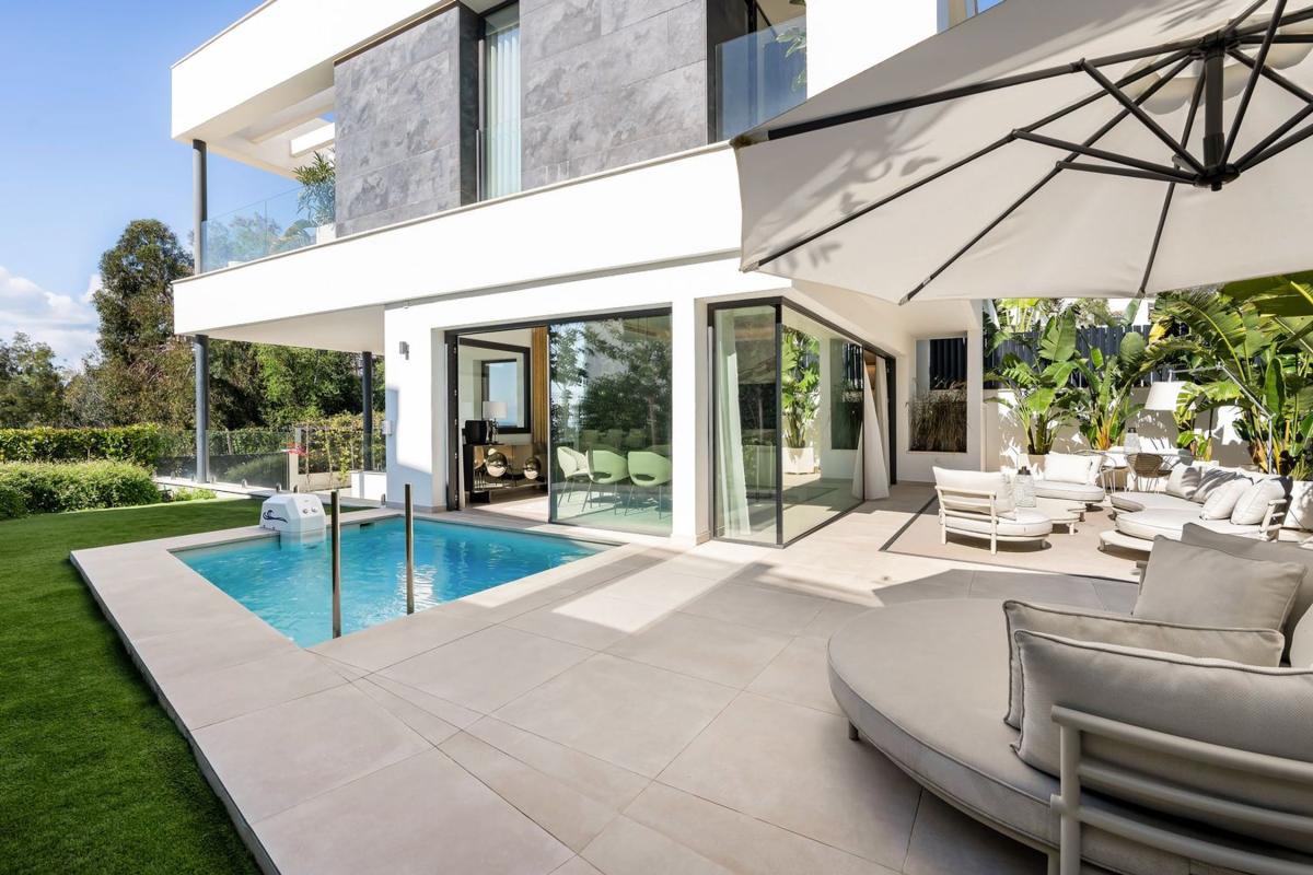 Venta de chalet independiente en Las Vistas Sierra Blanca, Marbella
photo 2