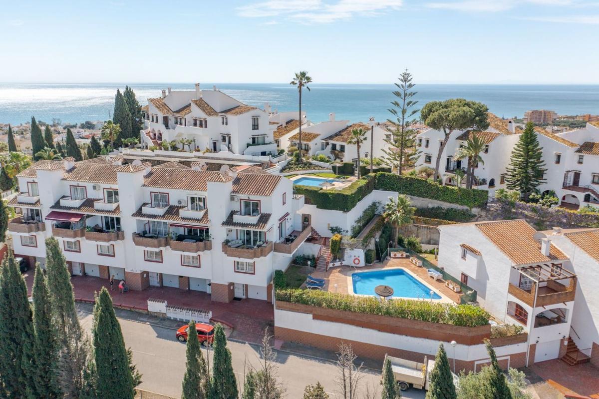 Venta de chalet adosado en  LIBRA DE RIVIERA , Mijas photo 2