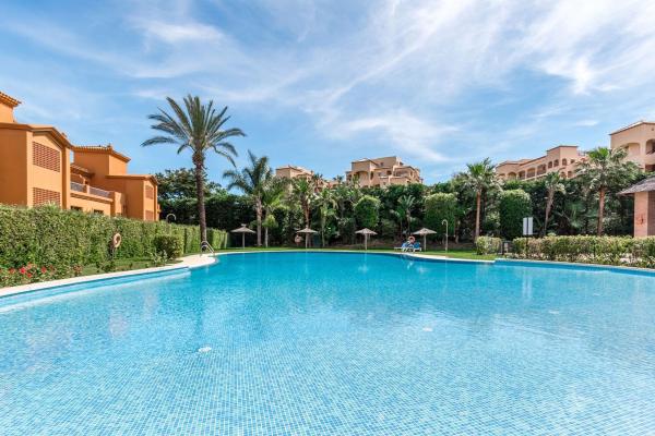 Sale of flat in Calle Pico Alcazaba, 21, Estepona
thumbnail 1