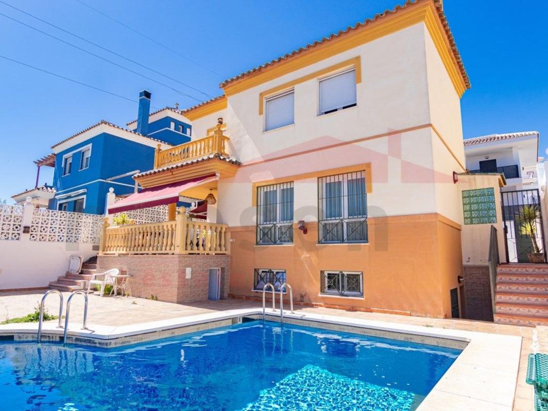 Sale of independent chalet in Calle Ribera del Duero, Vélez-Málaga
photo 1
