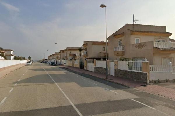 Chalet adosado en avenida Garcia Rubira thumbnail 2