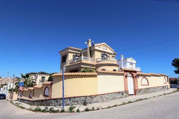 Casa independiente en calle los Pirineos photo 1