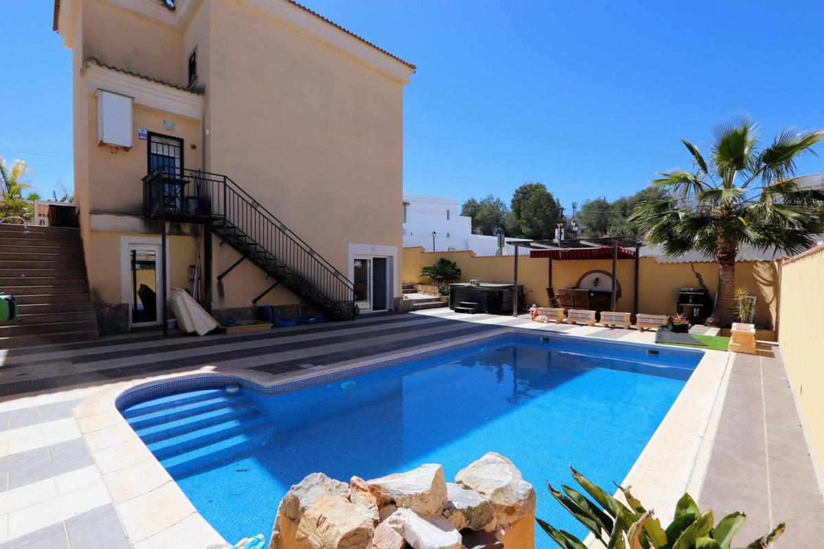 Venta de chalet independiente en Calle los Pirineos, Orihuela
 photo 2