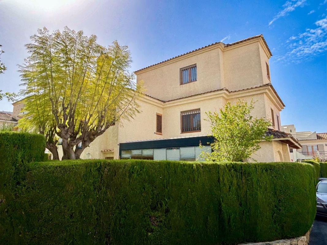 Venta de chalet adosado en Calle de Moscú , Benidorm photo 1