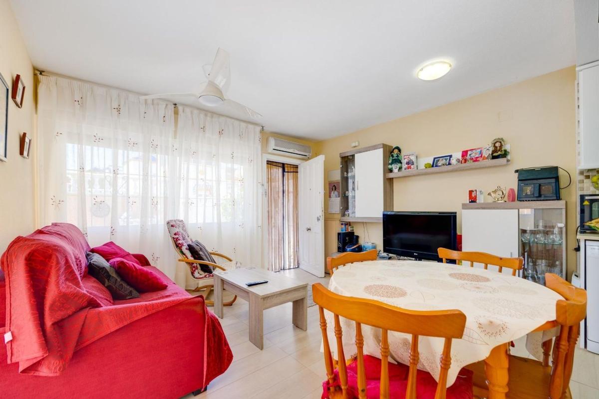 Venta de chalet adosado en Calle Urbion , Torrevieja photo 2