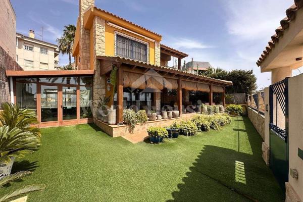 Casa independiente en avenida Santiago Bernabéu photo 1