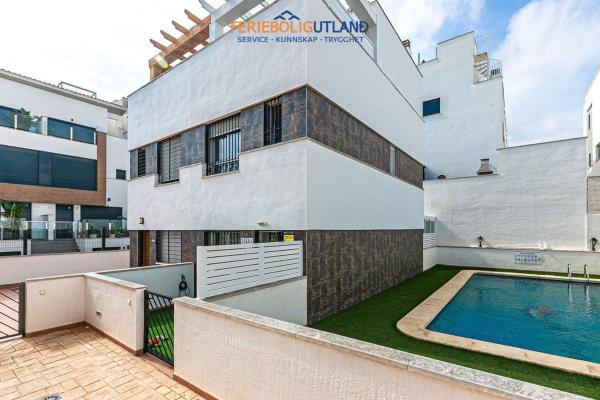 Chalet adosado en calle Llanterners photo 1