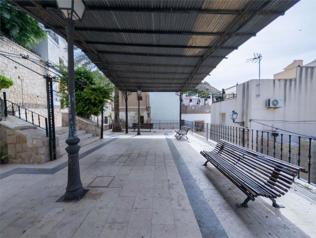 Sale of independent chalet in Barrio Casco Histórico-Santa Cruz, Alicante
 photo 4