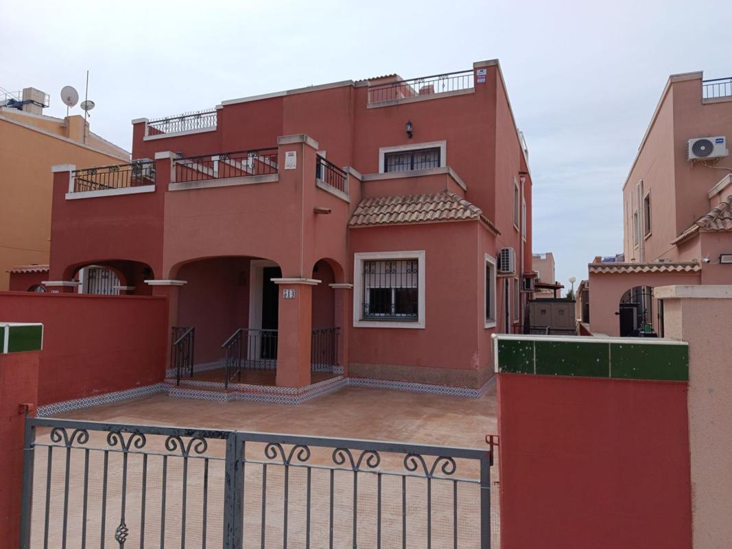 Venta de chalet adosado en Calle Amapola, 514 , Los Montesinos photo 1