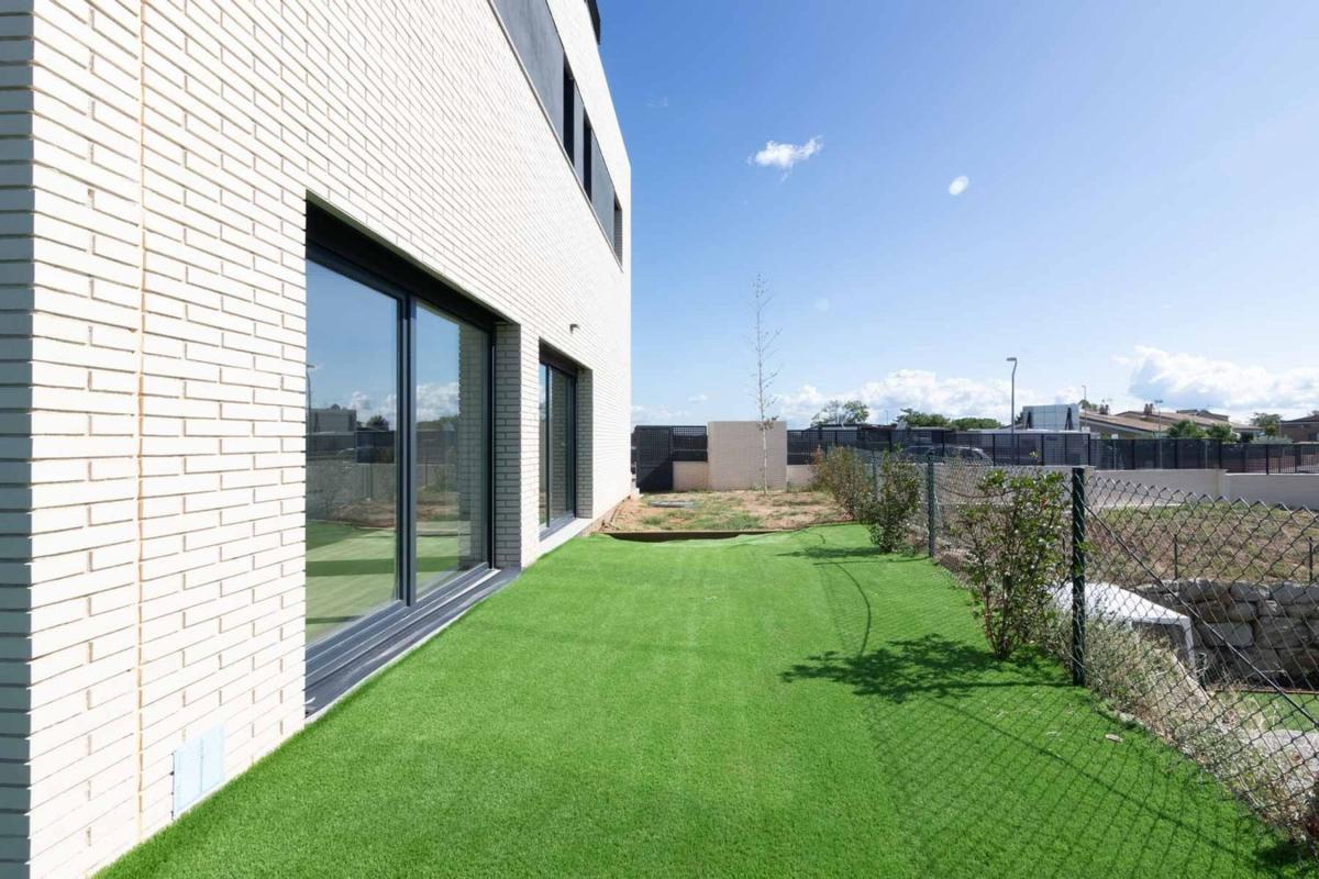 Sale of townhouse in Calle la Masia, 1 , Palau-Solità i Plegamans photo 1