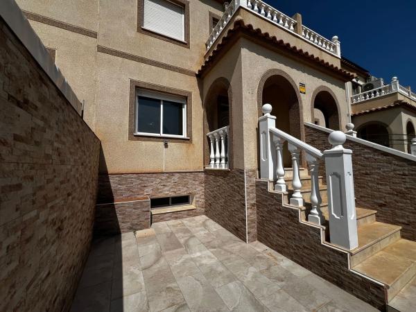 Chalet adosado en calle de Creta, 191 photo 1
