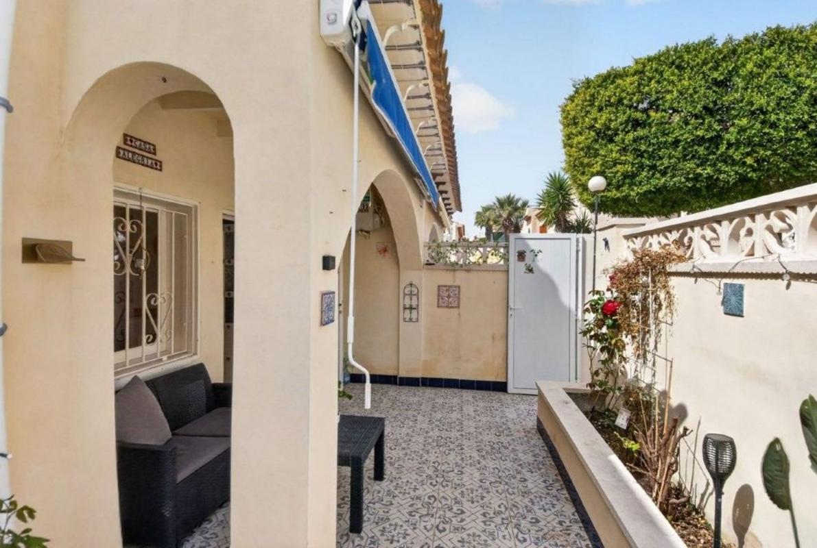Venta de chalet adosado en  Calle Moncayo, 22 , Torrevieja photo 3