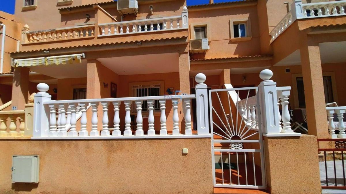 Продажа отдельного шале в Barrio Playa Flamenca, Ориуэла photo 1