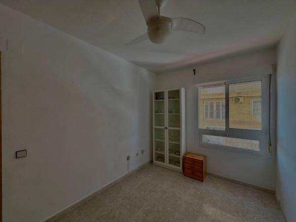 Sale of flat in Calle Callosa del Segura s/n, Torrevieja
thumbnail 2