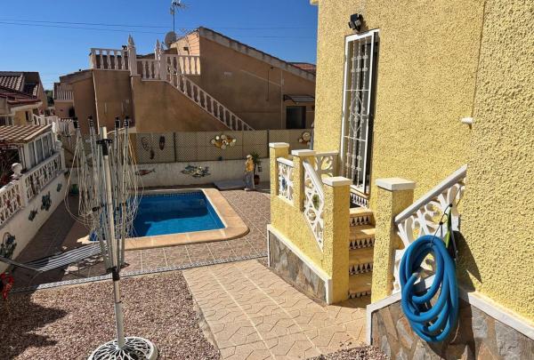 Casa independiente en calle Cervantes thumbnail 1
