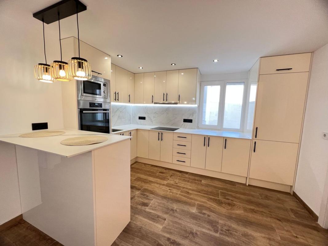 Venta de piso en Calle Ramón Gallud, 109, Torrevieja
photo 1