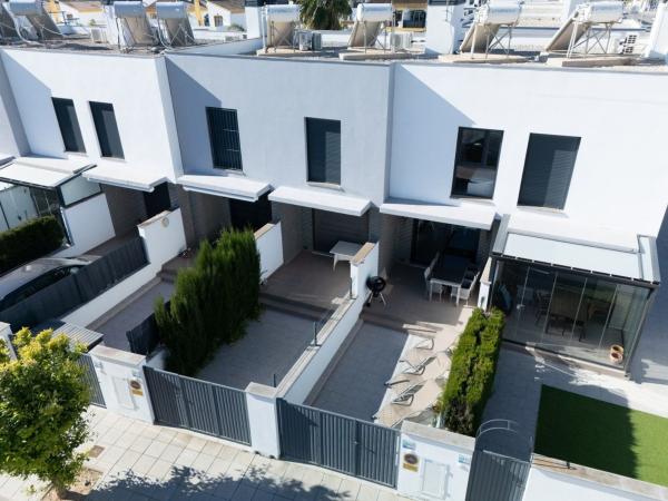 Chalet adosado en calle Viena s/n photo 2