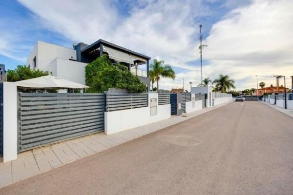 Chalet adosado en calle Hierro s/n photo 2