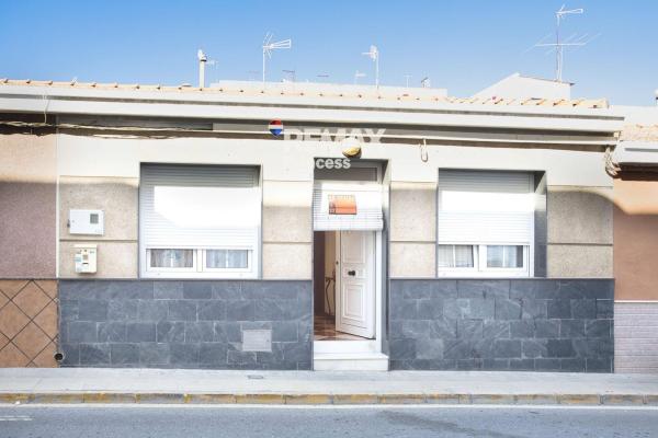 Casa independiente en calle Monserrate thumbnail 1